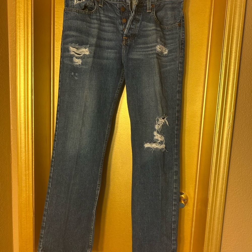 Hollister button up Distressed Denim Jeans
“Hollister Boot” 31x30